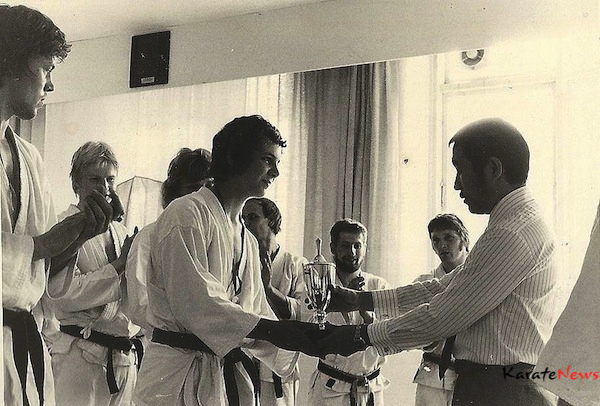 Klubmester 1974 er nøjagtig hvad billedet viser. Blev klubmester i Sporting Karate dengang tilbage. Det er Kobayashi Sensei, der overrækker pokalen.