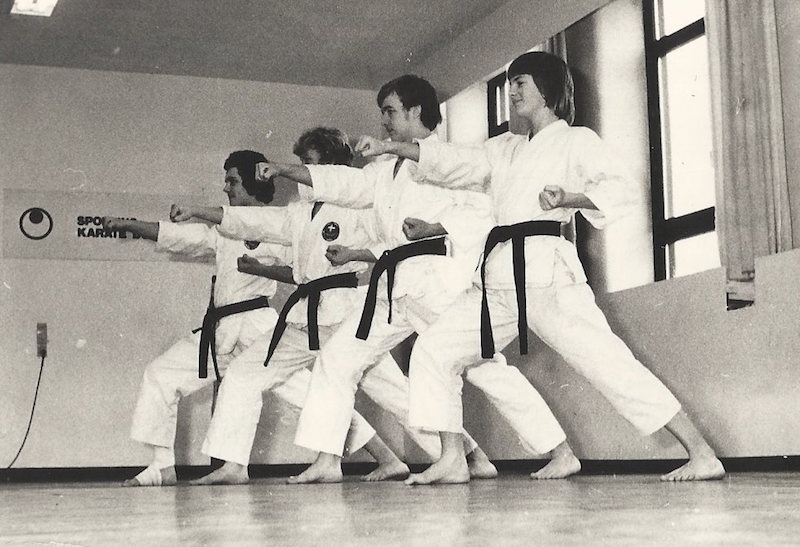 Lørdagstræning i Sporting Karate Do-Kai 1975. Tættest på er Frank Sabro, Jan Enestrøm, Lars Nissen og Jesper Palm Lundorf 